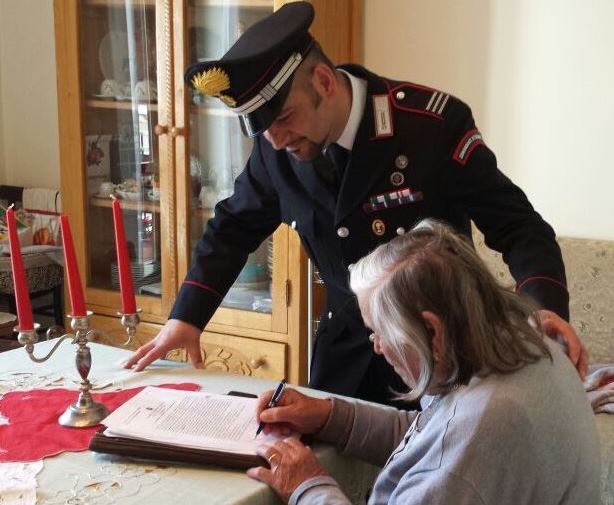 Carabinieri e cittadine nella fotografia illustrativa pubblicata da TuSiNatinItaly